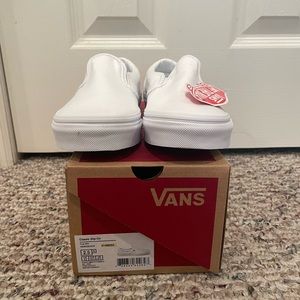 Girls NWT and box size 2.5 white Vans